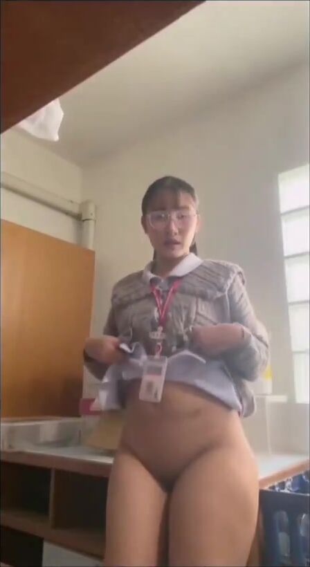 Cô y tá hàng múp khoe hàng cho các bệnh nhân yêu sinh lý xem để chữa bệnh phần 1
